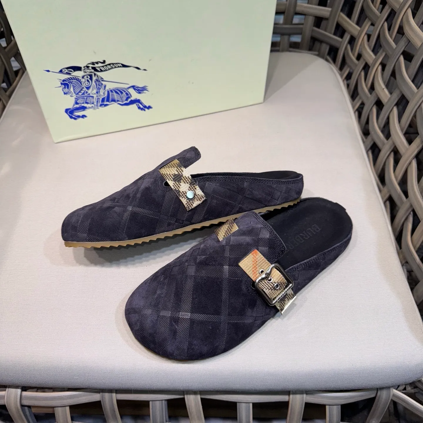 Men's Men's Shoes 💰360 [New Style] 🐝🐝Burberry New Burberry - Men's Checked Leather Urchin Half-Flop Sandal Made of soft suede cowhide and calfskin, these half-flop sandals feature an adjustable B-shaped buckle strap and are decorated with the signature sand-colored Burberry check in jacquard worsted. The upper wraps around the midsole and is paired with a sole made of the same upper material with an embossed logo on the heel and a wavy rubber outsole embellished with the Burberry lettering. Fashionable and casual! Comes with full set of original packaging dust bag! Code number: 39-40-41-42-43-44 standard code (38/45 can be customized and returns and exchanges are not supported)